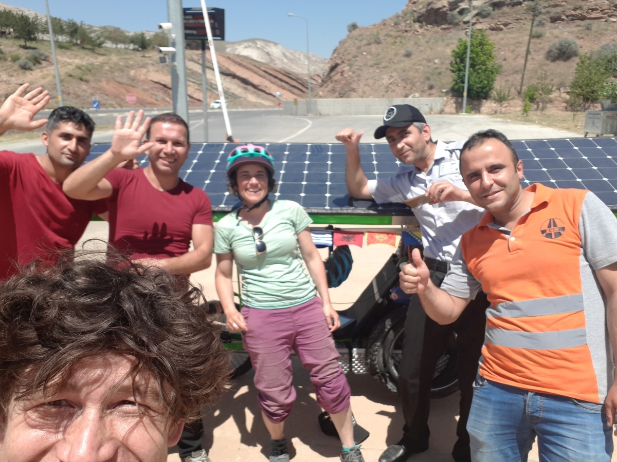After weight ourselves on the truckers weight scale (260kg), we hung out with the entire staff at the weight station for a good hour telling tales and drinking bottomless glasses of tea.